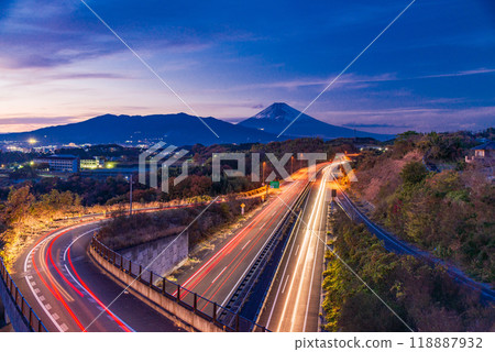 [靜岡縣]從伊豆縱貫高速公路三島塚原IC出發的黃昏富士山 118887932
