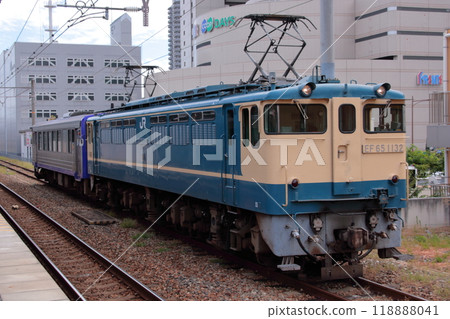 EF65-1132 locomotive towing Kiha 120 series diesel railcars, photographed on 9/9/2009 EF65-1132 locomotive towing Kiha 120 series diesel railcars, photographed on 9/9/2009 118888041