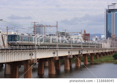 JR 223 series limited express train crossing the Yodogawa Bridge on the JR Kyoto Line, where the tracks are lined up in a row_Photo taken on September 9, 2009 JR 223 series limited express train crossing the Yodogawa Bridge on the JR Kyoto Line, where the tracks are lined up in a row_Photo taken on September 9, 2009 118888045