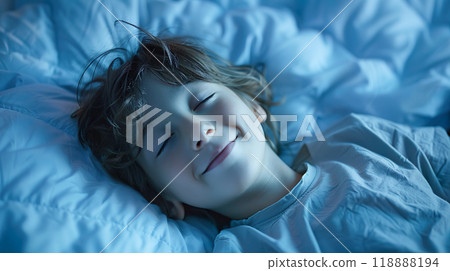 一個白人男孩睡得很舒服的睡臉特寫 一個白人男孩睡得很舒服的睡臉特寫 118888194