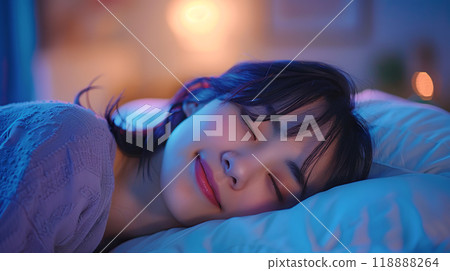 一位年輕女子睡得舒適的睡臉特寫 一位年輕女子睡得舒適的睡臉特寫 118888264