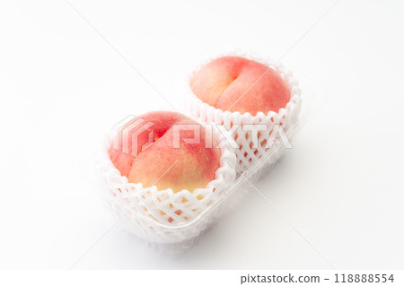 Peaches wrapped in cushioning netting Peaches wrapped in cushioning netting 118888554