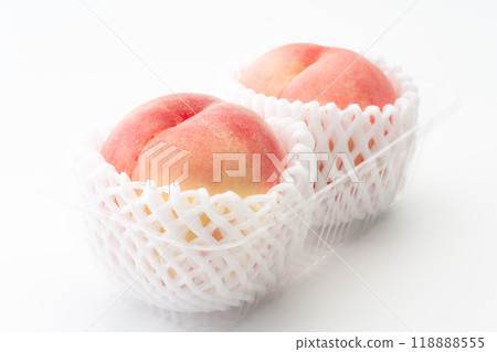 Peaches wrapped in cushioning netting Peaches wrapped in cushioning netting 118888555