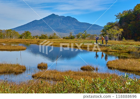 秋季健行者的尾瀨,從上代牛久附近眺望日日嶽山 秋季健行者的尾瀨,從上代牛久附近眺望日日嶽山 118888696