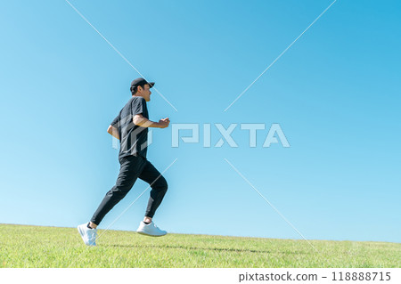 一個人在藍天下跑步/慢跑（運動員/有氧運動/運動/健身） 118888715