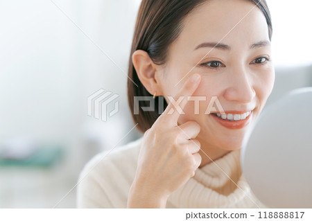 中年婦女看著鏡子裡的自己微笑 118888817