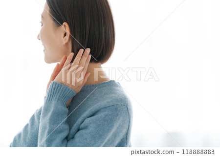 一個女人照著鏡子整理頭髮 一個女人照著鏡子整理頭髮 118888883