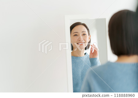 A middle woman watching a mirror 118888960