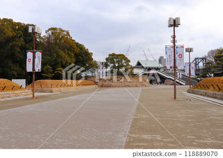 大阪城公園內的風景，世博會橫幅引人注目（大阪商務公園、大阪城港、大阪城大廳） 118889070