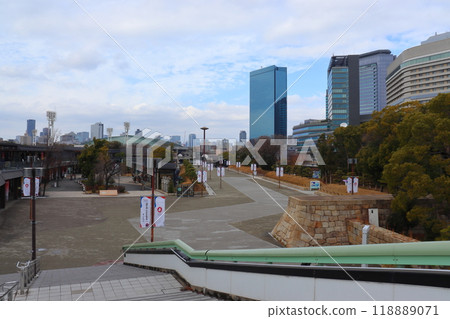 大阪城公園車站人行天台前的世博橫幅醒目（大阪城大廳方向） 118889071