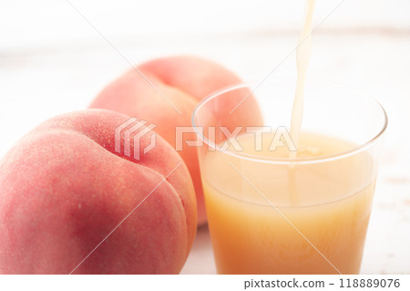 桃汁倒入玻璃杯的特寫 桃汁倒入玻璃杯的特寫 118889076