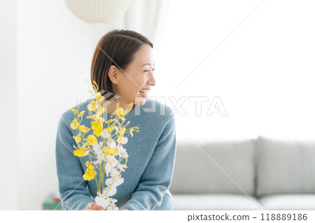 一位 30 多歲的女士用鮮花裝飾她的房間 118889186