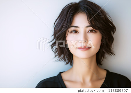 A woman in black with natural beauty and simple charm 118889807