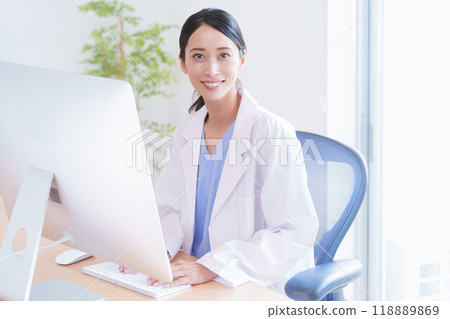 Working female doctor Working female doctor 118889869