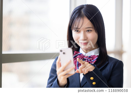 高中女生看智能手機 118890038