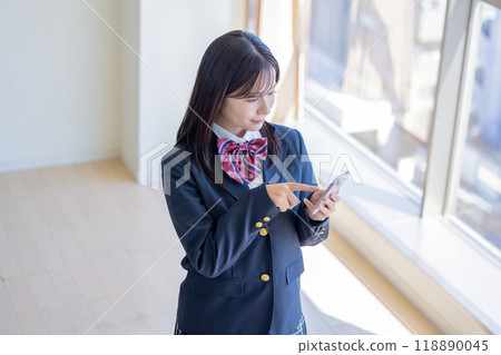 高中女生看智能手機 118890045