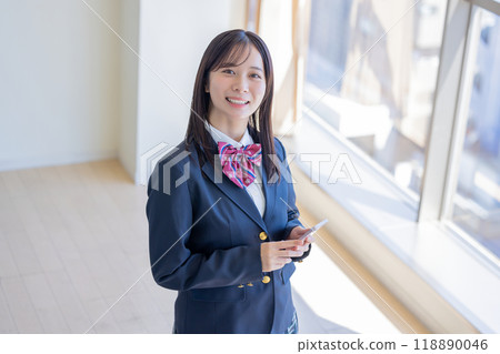 拿著智慧型手機的高中女生的肖像 拿著智慧型手機的高中女生的肖像 118890046