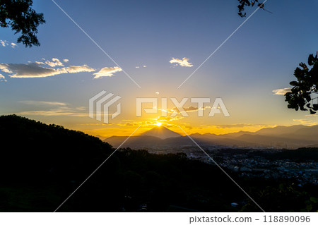 從弘坊山公園看到的鑽石富士山(神奈川縣秦野市) 從弘坊山公園看到的鑽石富士山(神奈川縣秦野市) 118890096