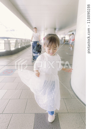 A parent and child walk through the city A parent and child walk through the city 118890286