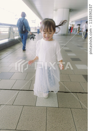 A parent and child walk through the city A parent and child walk through the city 118890287