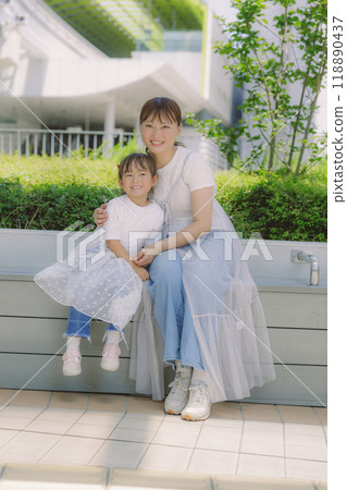 父母和孩子在城市裡坐在一起 118890437
