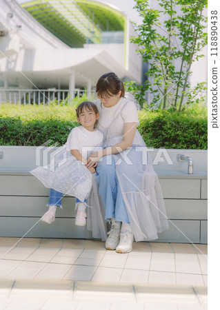 父母和孩子在城市裡坐在一起 118890438