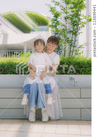 父母和孩子在城市裡坐在一起 父母和孩子在城市裡坐在一起 118890441