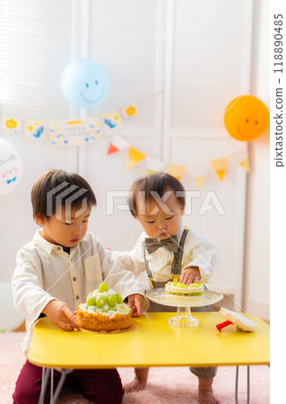 兄弟慶祝 1 歲男孩 1 歲的生日 118890485