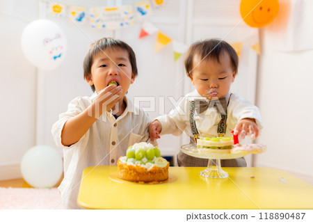 Brothers celebrating the birthday of a 1-year-old boy 118890487