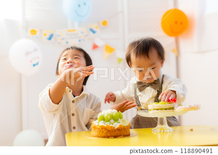 Brothers celebrating the birthday of a 1-year-old boy 118890491