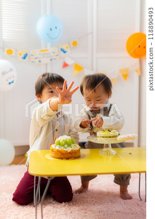 Brothers celebrating the birthday of a 1-year-old boy 118890493