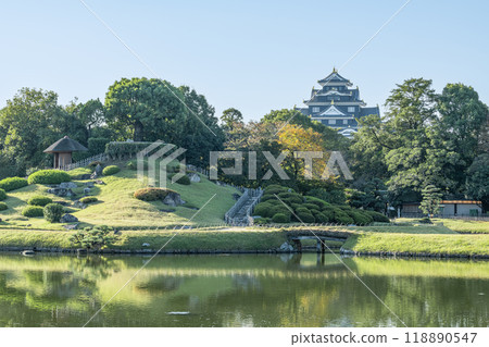 岡山縣岡山市：從日本三大名園之一的岡山後樂園眺望令和時代完成重大整修的岡山城樓 118890547