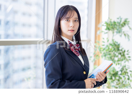 拿著教科書的高中女孩 拿著教科書的高中女孩 118890642