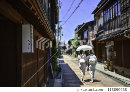 A girl in a kimono strolling through Higashi Chaya District in summer 118890688