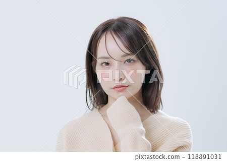 韓國風格化妝和服裝的年輕女子 韓國風格化妝和服裝的年輕女子 118891031