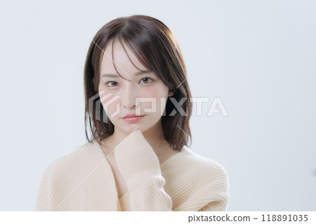 韓國風格化妝和服裝的年輕女子 韓國風格化妝和服裝的年輕女子 118891035