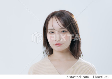 韓國風格化妝和服裝的年輕女子 韓國風格化妝和服裝的年輕女子 118891040