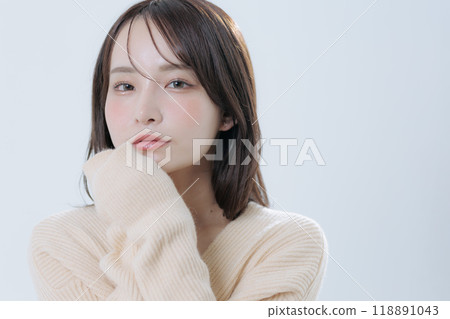 韓國風格化妝和服裝的年輕女子 韓國風格化妝和服裝的年輕女子 118891043
