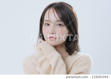 韓國風格化妝和服裝的年輕女子 韓國風格化妝和服裝的年輕女子 118891044