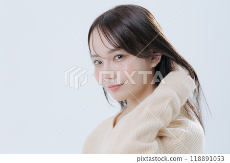 韓國風格化妝和服裝的年輕女子 韓國風格化妝和服裝的年輕女子 118891053