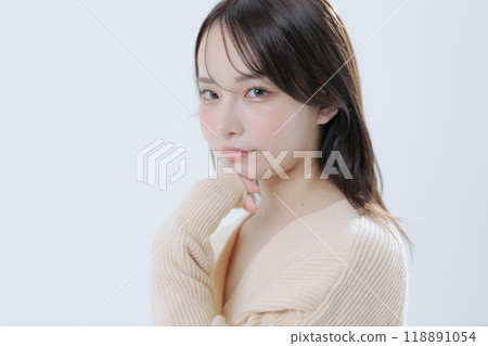 韓國風格化妝和服裝的年輕女子 韓國風格化妝和服裝的年輕女子 118891054