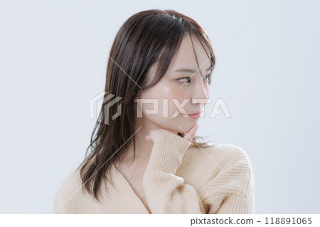 韓國風格化妝和服裝的年輕女子 118891065