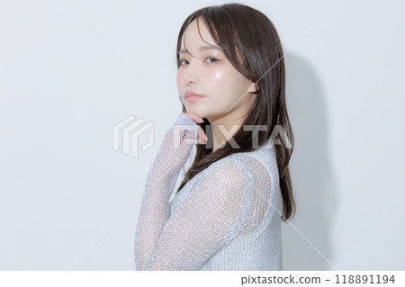 韓國風格化妝和服裝的年輕女子 118891194