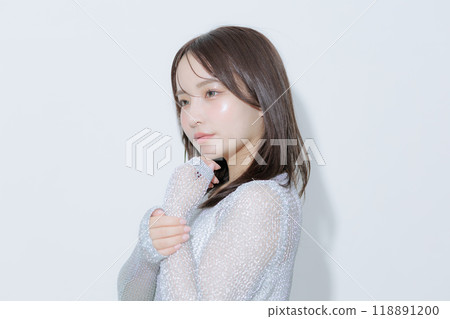 韓國風格化妝和服裝的年輕女子 韓國風格化妝和服裝的年輕女子 118891200