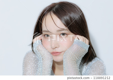 韓國風格化妝和服裝的年輕女子 韓國風格化妝和服裝的年輕女子 118891212