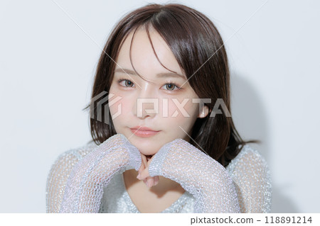 韓國風格化妝和服裝的年輕女子 118891214