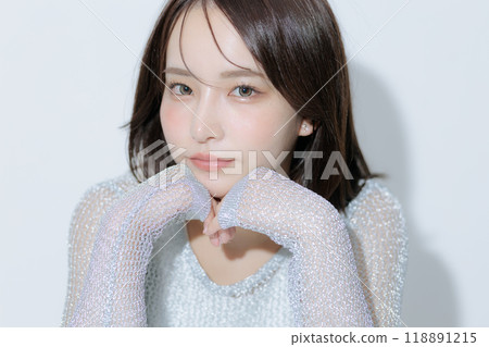 韓國風格化妝和服裝的年輕女子 118891215