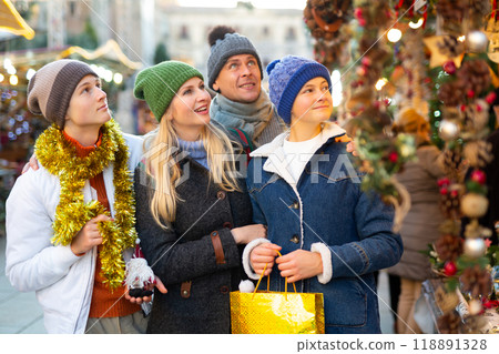 Portrait of a happy European family an Christmas fair 118891328