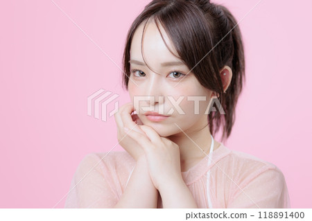 韓國化妝的年輕女子 韓國化妝的年輕女子 118891400
