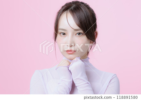 韓國化妝的年輕女子 韓國化妝的年輕女子 118891580